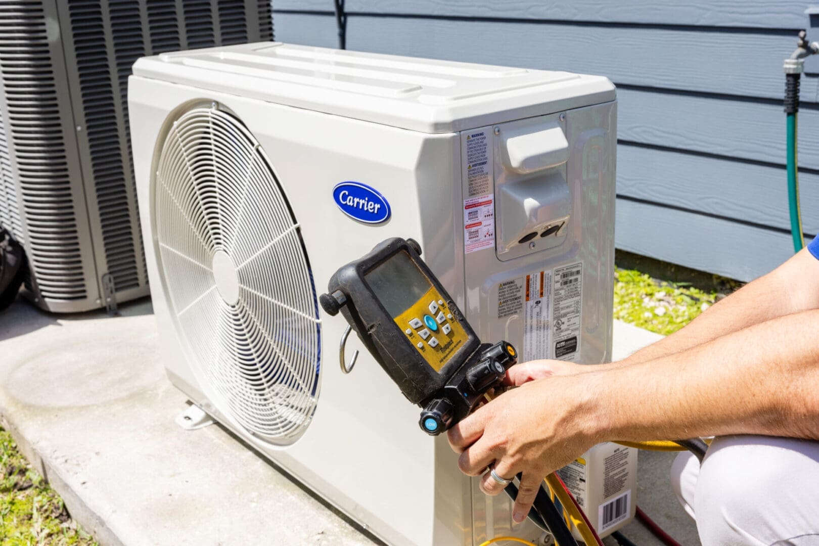 ac cooling repair An AC Repair Service man is using an air conditioner tool to cool it.